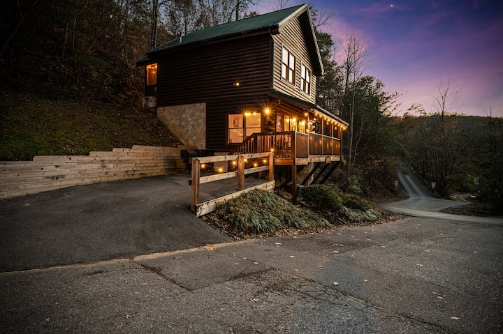 Minutes To Pigeon Forge! Cozy Cabin For Couples - Pigeon Forge, TN