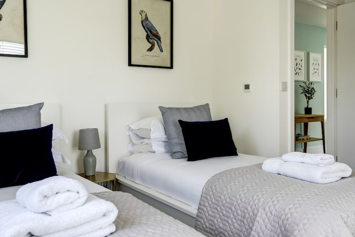 Двойна спалня до семейната баня