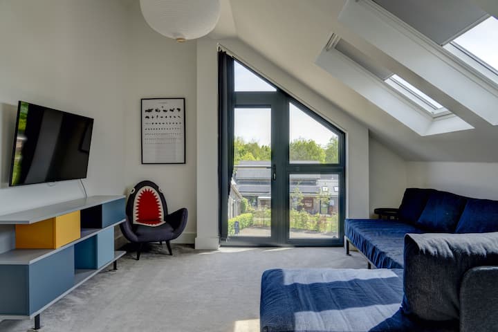 Детска стая на последния етаж (може да бъде обзаведена като 2 единични легла - моля, направете запитване)