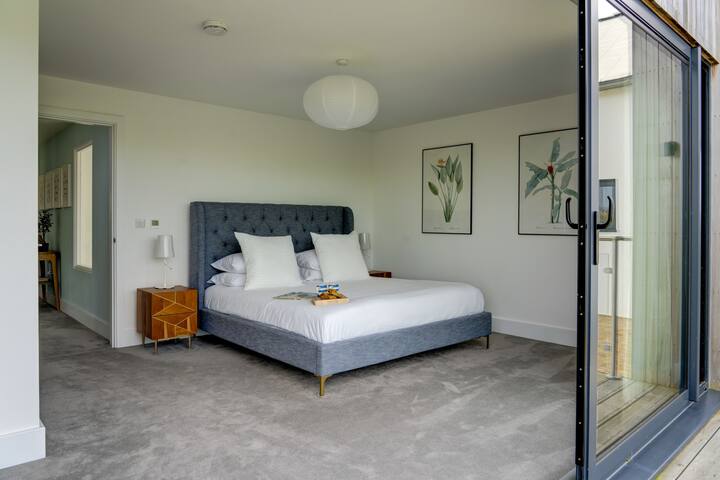 Огромна родителска спалня (суперголямо двойно легло) с душ и самостоятелен балкон