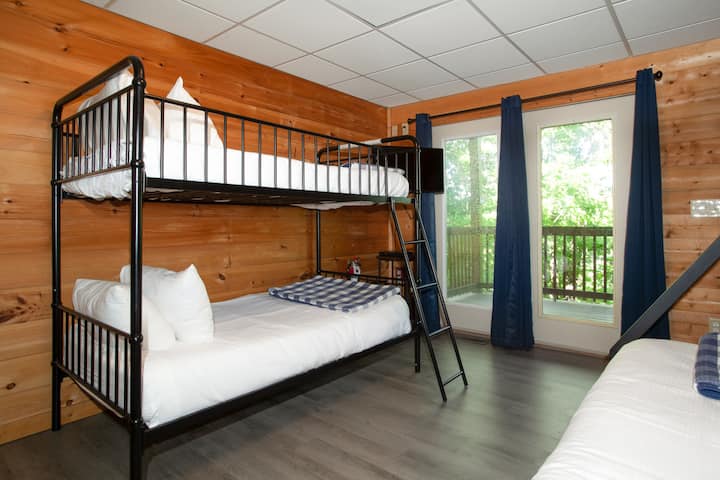 Кревети на спрат – забавен и функционален простор за спиење