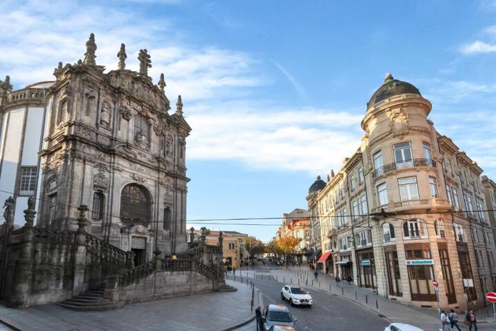 3 Central Flats w/ Balcony | Clérigos by HostWise gallery image 5