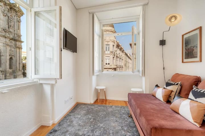 3 Central Flats w/ Balcony | Clérigos by HostWise