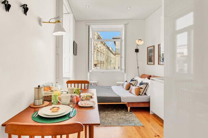 3 Central Flats w/ Balcony | Clérigos by HostWise gallery image 4