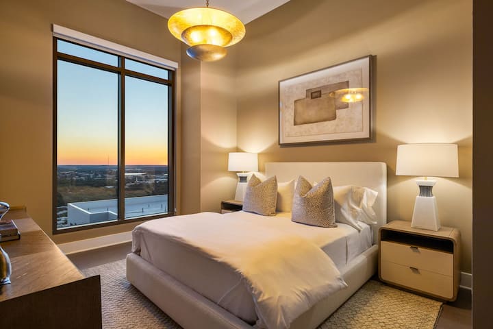 יחידת דיור צמודה עם מיטת קווין סייז וטלוויזיית 4K UHD בגודל 55אינץ '