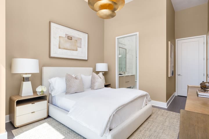 יחידת דיור צמודה עם מיטת קווין סייז וטלוויזיית 4K UHD בגודל 55אינץ '