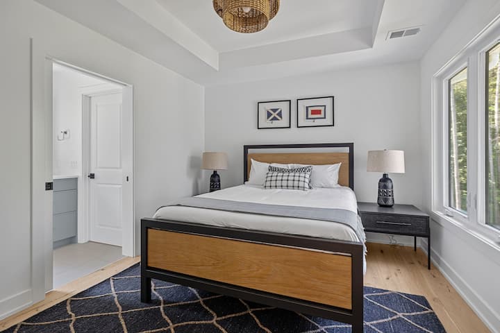 Спальня 5 находится на первом этаже, в ней установлена двуспальная кровать размера Queen size.