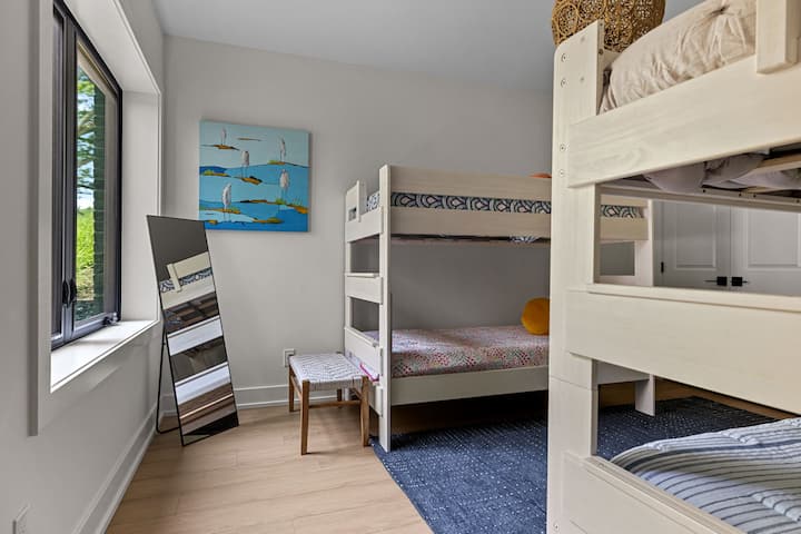 Спальня 7 находится на нижнем уровне и имеет 2 двухъярусные кровати.