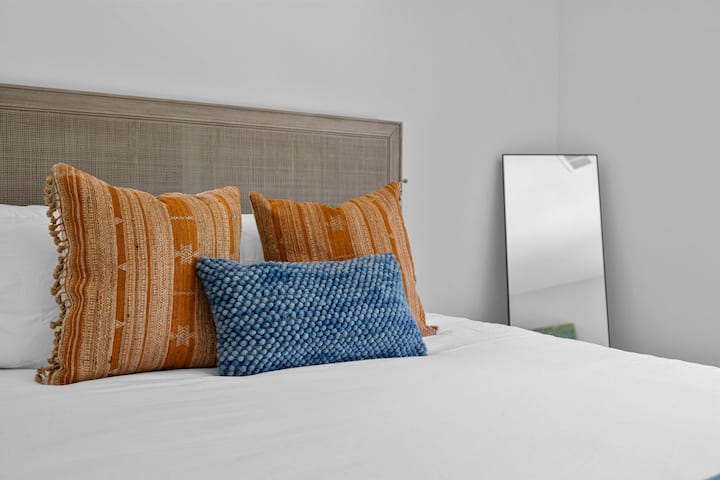 Кто еще любит садиться в свежезаправленную кровать со свежим постельным бельем и пушистыми подушками?