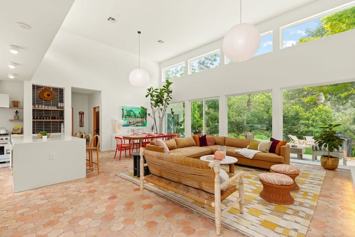 Lake Austin Modern Luxury, 2 docks, sleeps 14