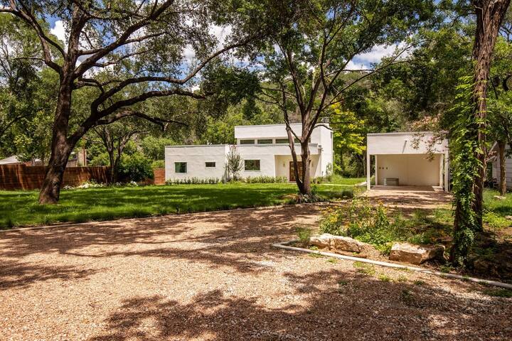 Lake Austin Modern Luxury, 2 docks, sleeps 14 gallery image 4