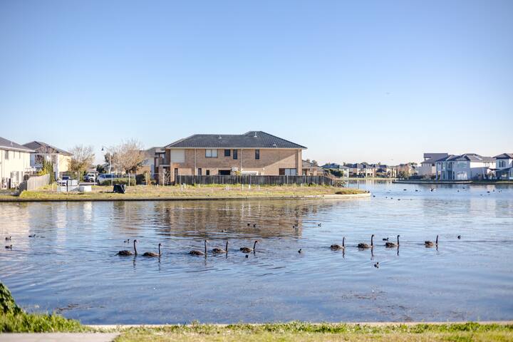 StayAU Magnificent Lakefront Villa Stunning Views gallery image 2