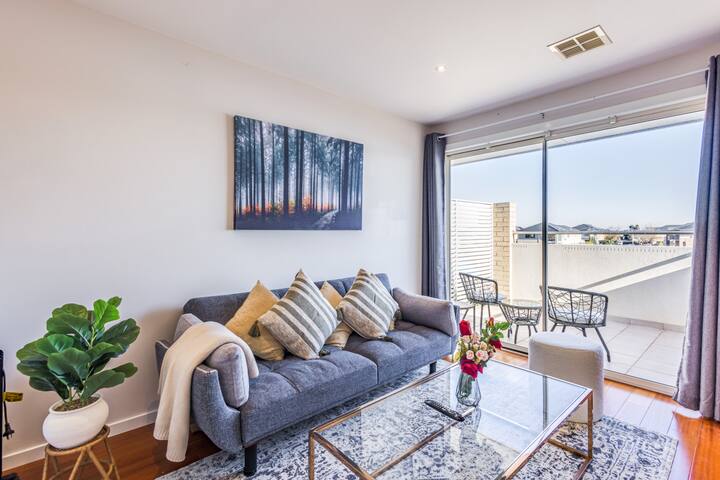 StayAU Magnificent Lakefront Villa Stunning Views gallery image 4