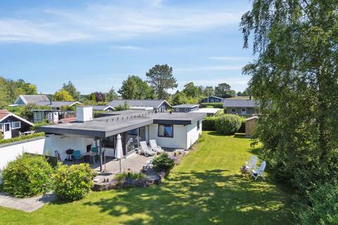 Atmospheric summer cottage at Hejlsminde
