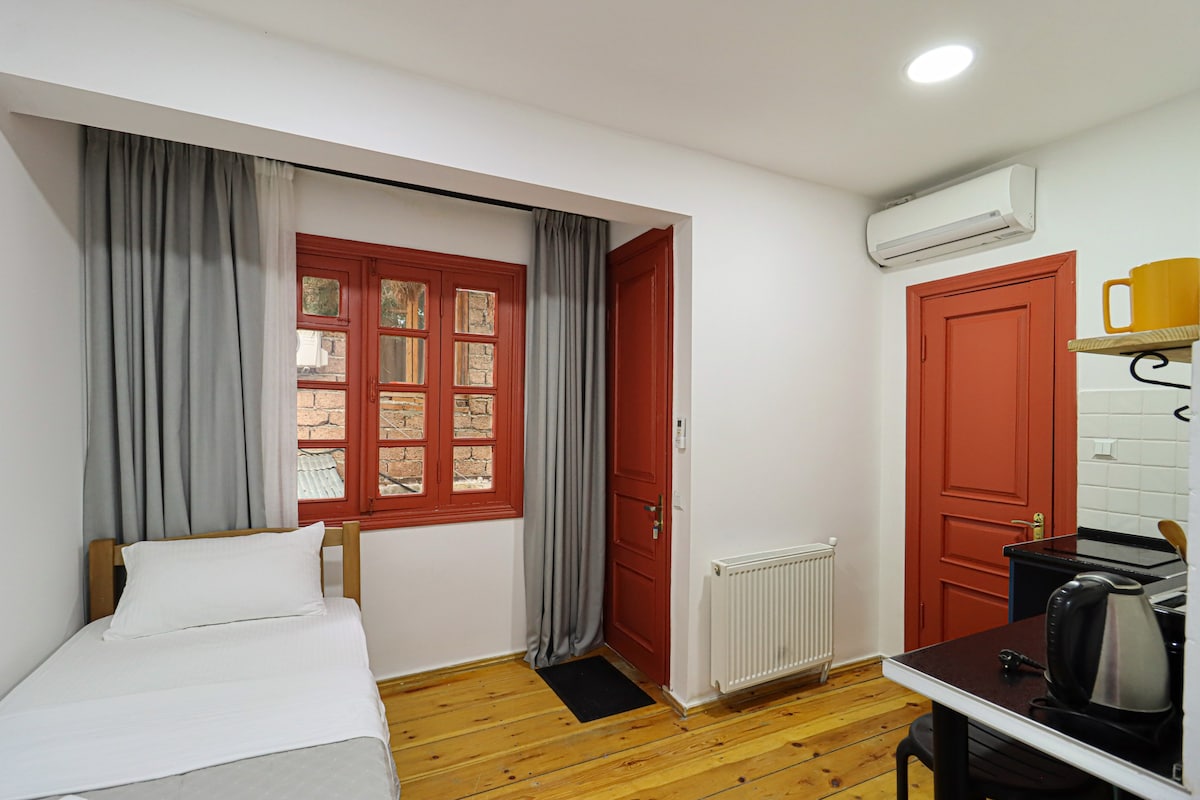 تحتوي الغرفة المريحة على سرير فردي مريح ومثالي لقضاء ليلة نوم مريحة