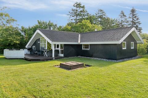 Holiday home with a closed garden for 8 people.