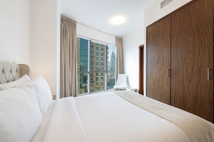 התעוררו עם נוף מסנוור למזרקה בחדר השינה השני האופנתי הזה, הכולל מיטה נוחה, גוונים רכים וחלונות גדולים שמציפים את החלל באור טבעי. מקום מפלט שקט בלב מרכז העיר, המשלב נוחות עם נוף אייקוני.