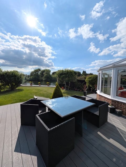 Thames Riverside Retreat: A Serene 3-Bed Bungalow