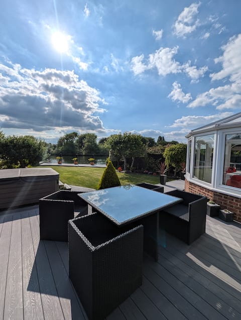 Thames Riverside Retreat: A Serene 3-Bed Bungalow