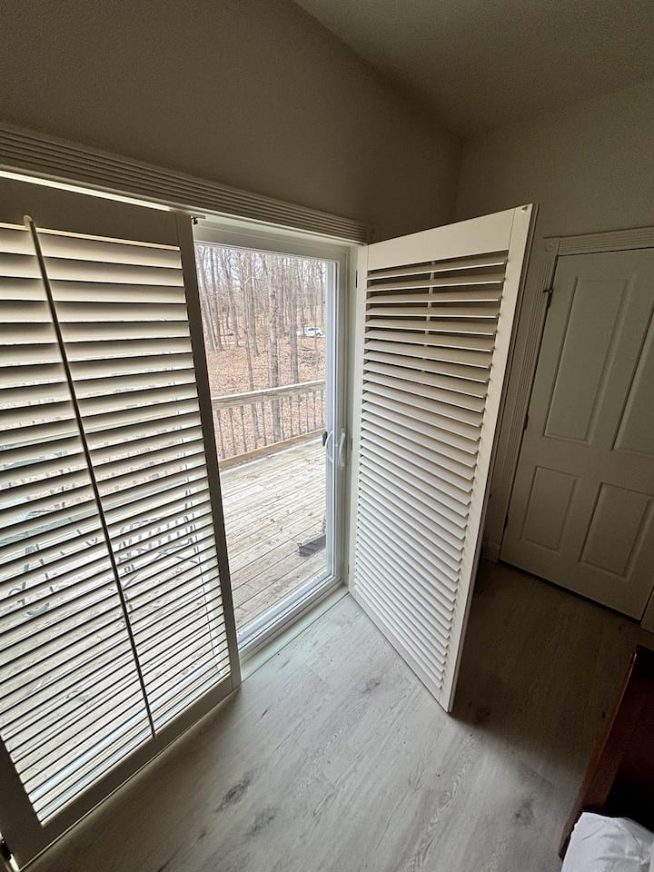 Излезте направо на балкона от главната спалня!