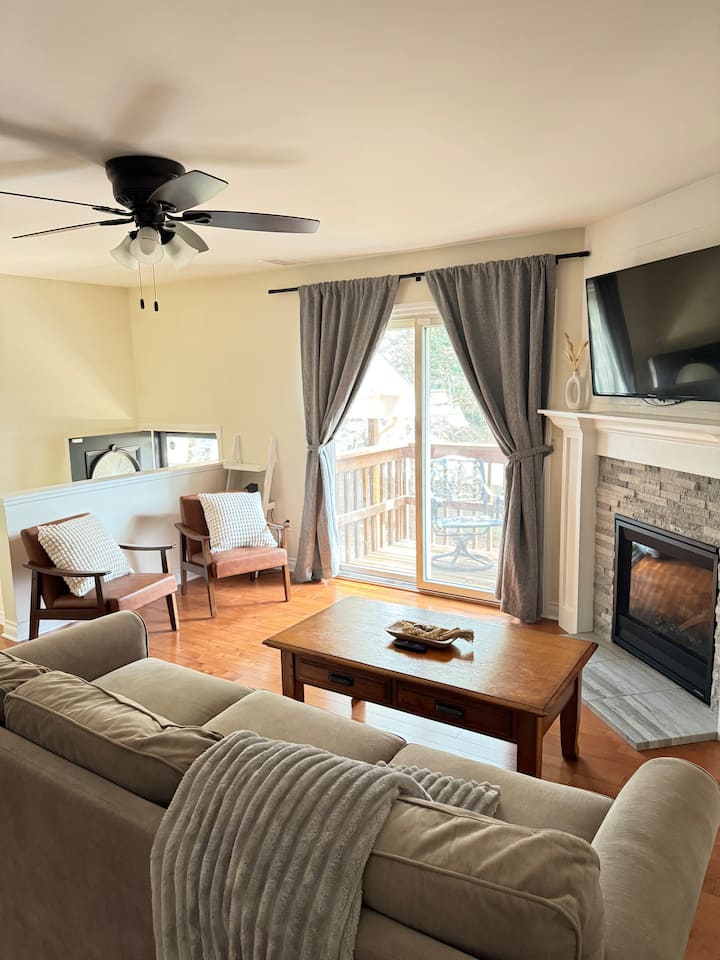 Plymouth  2-bed, 1-bath, Elevated Apartment - ウェストランド, MI