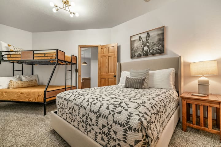 Dhoma e gjumit në katin përdhes ka një krevat dopio "queen", një krevat dopio dhe një dollap të madh.