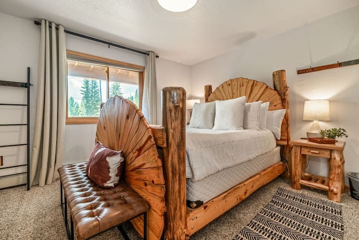 Çdo krevat është i pajisur me shtrojat tona të rehatshme prej pambuku.