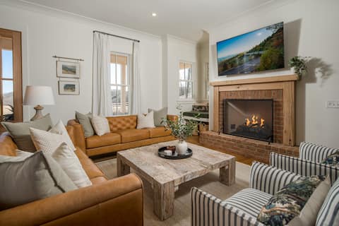 Top performing Airbnb: Spotless Luxury Mountain Retreat | Hot Tub + Views in Valle Crucis