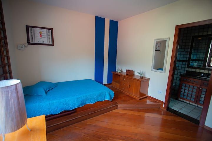 בסוויטה יש חדר רחצה פרטי קומפקטי, אבל יעיל מאוד.