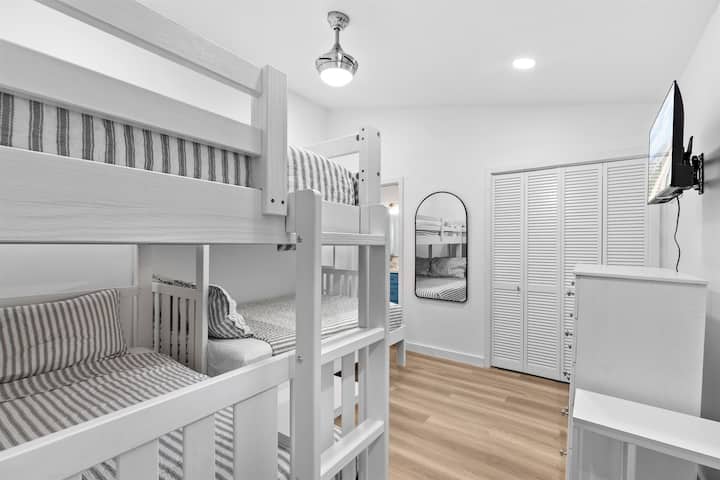 Vitanda vipya vya ghorofa na hifadhi iliyo na televisheni mpya ya Snart 