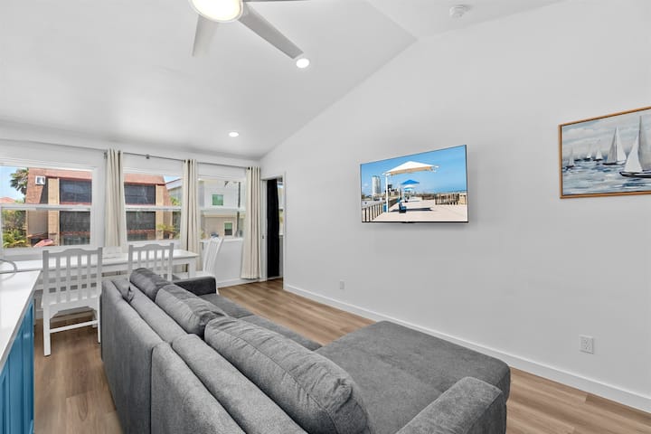 Kivutio cha Queen Sofa kwenye ghorofa ya juu na televisheni mahiri