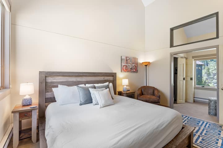 חדר שינה ראשי בקומה העליונה.