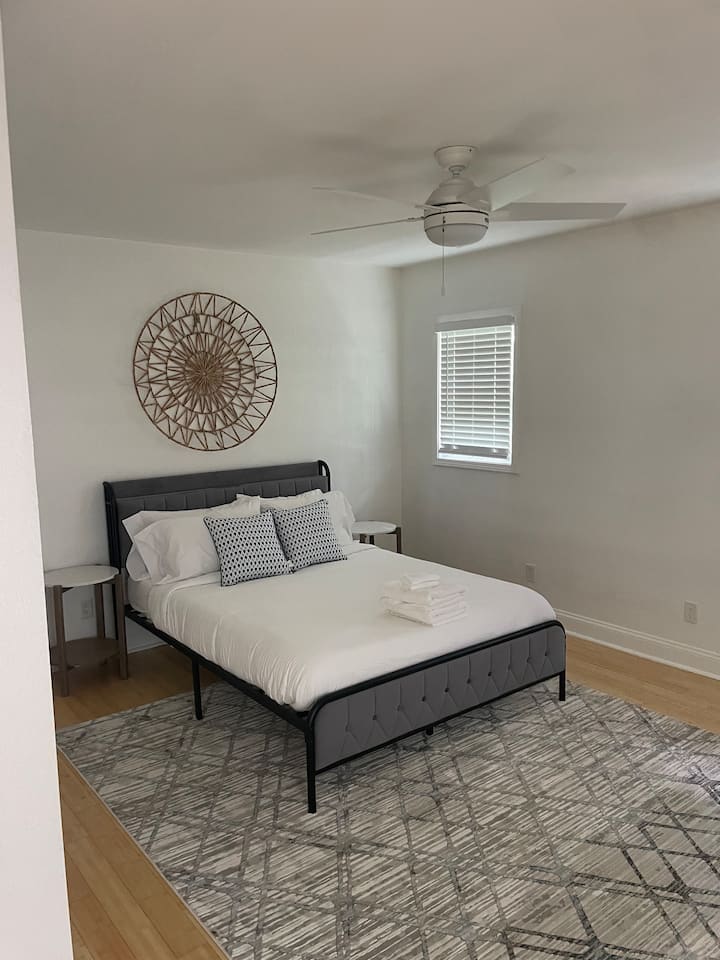 Spálňa 3 – manželská posteľ a pracovný priestor