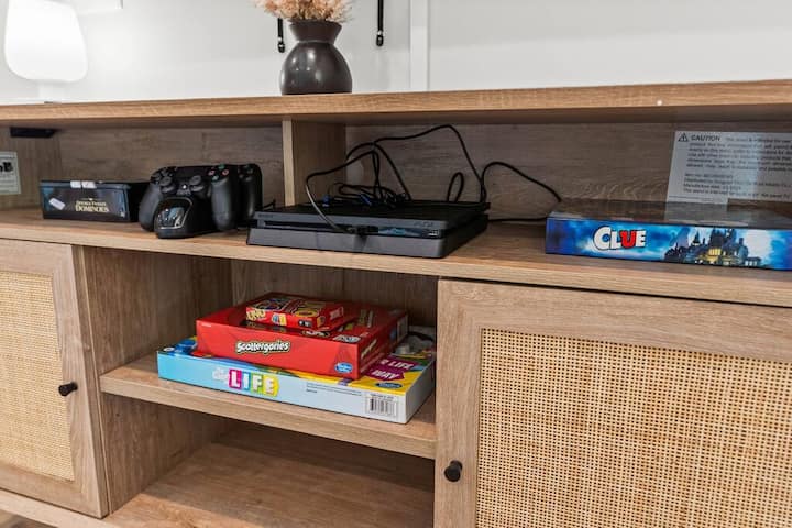 مركز ترفيهي في غرفة المعيشة مع PS4 وألعاب الطاولة