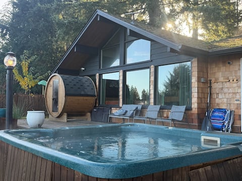 Blue Canoe - Lakeside luxury now with hot tub!