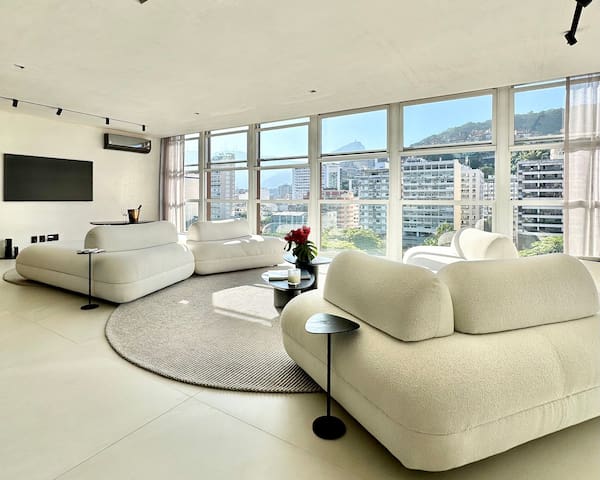 Luxury apartment with ocean view in Ipanema