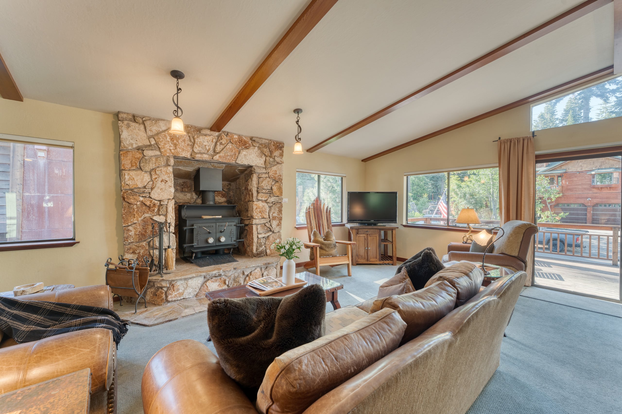 Wildwood Cabin, Hot Tub & Lake Tahoe 5 Min - Photo 16