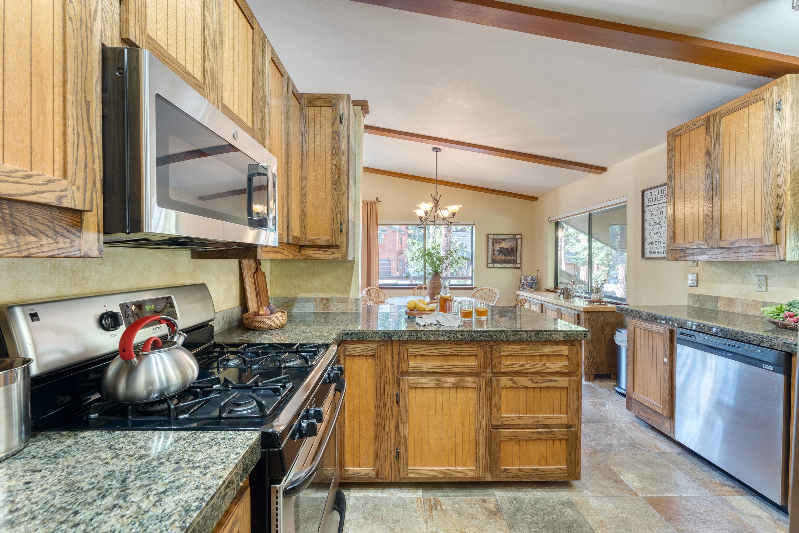 Wildwood Cabin, Hot Tub & Lake Tahoe 5 Min - Photo 10