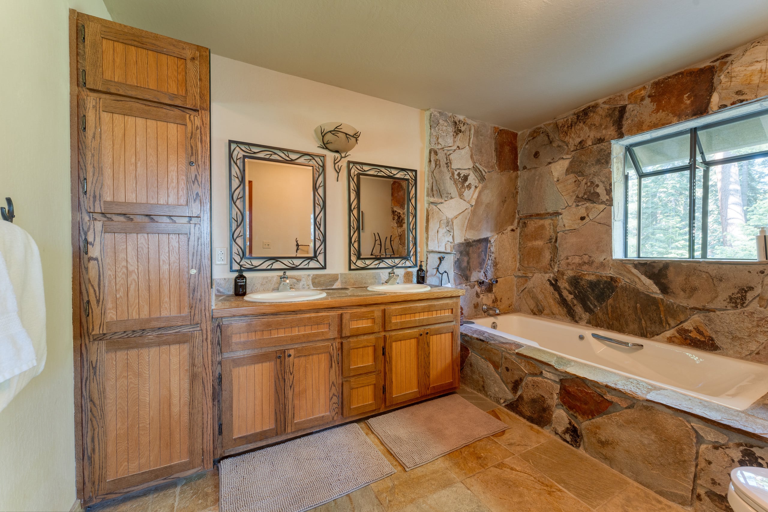 Wildwood Cabin, Hot Tub & Lake Tahoe 5 Min - Photo 28