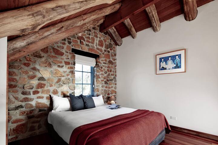 3-Bedroom Stone Cottage gallery image 5