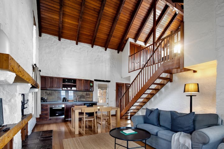 2-Bedroom Stone Cottage, fireplace & ocean views