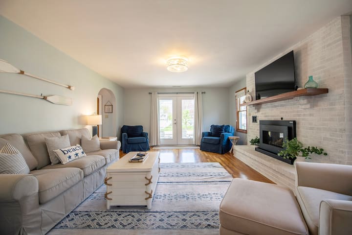 5 Bedroom W/fire Pit, Patio & Large Yard - South Haven, MI
