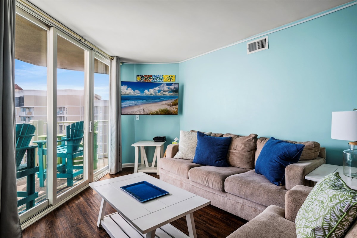 Acurrúcate después de un día bajo el sol en este acogedor espacio con vistas al mar del piso al techo.