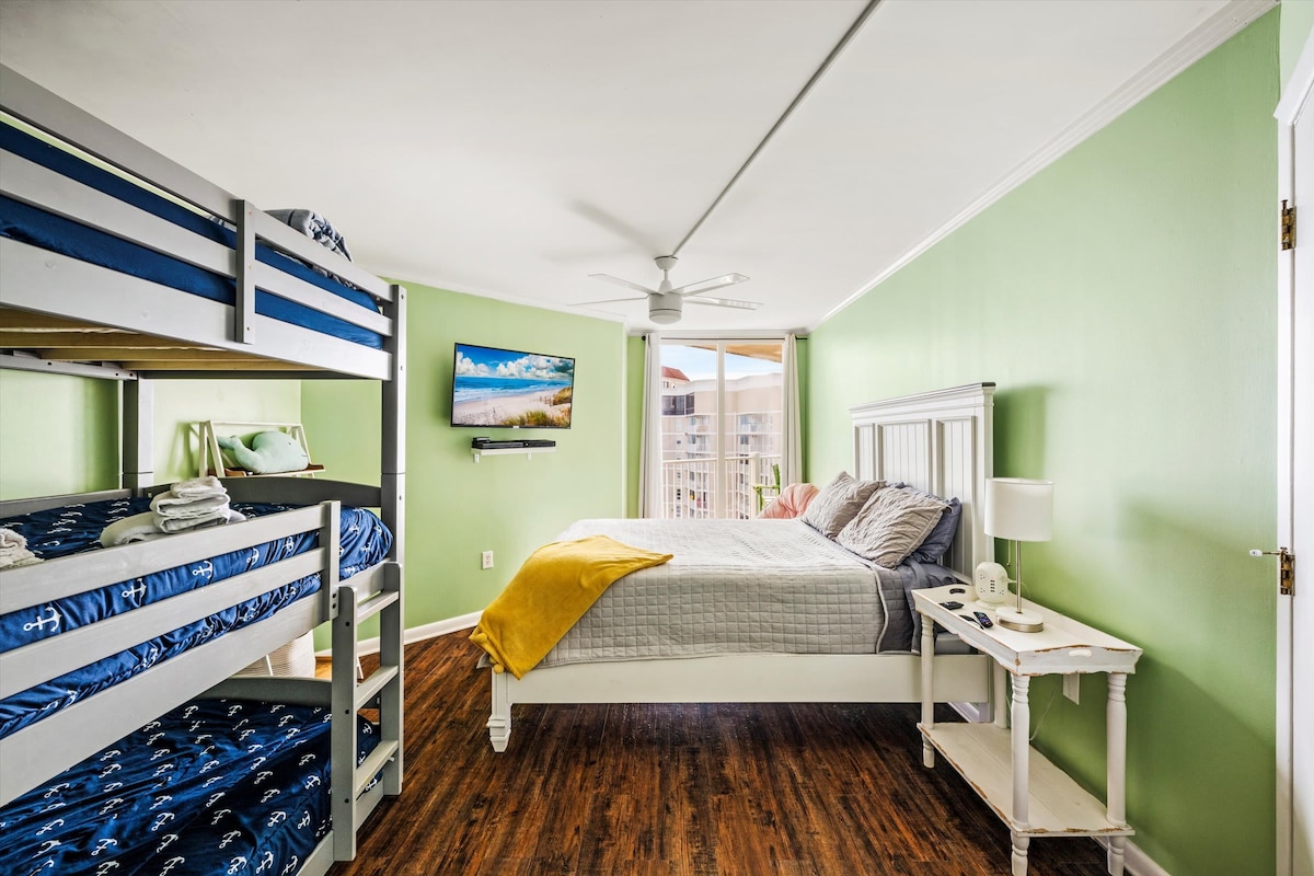 Perfecta para los niños o los huéspedes adicionales, la habitación con literas es divertida, funcional y está equipada con su propio televisor.

