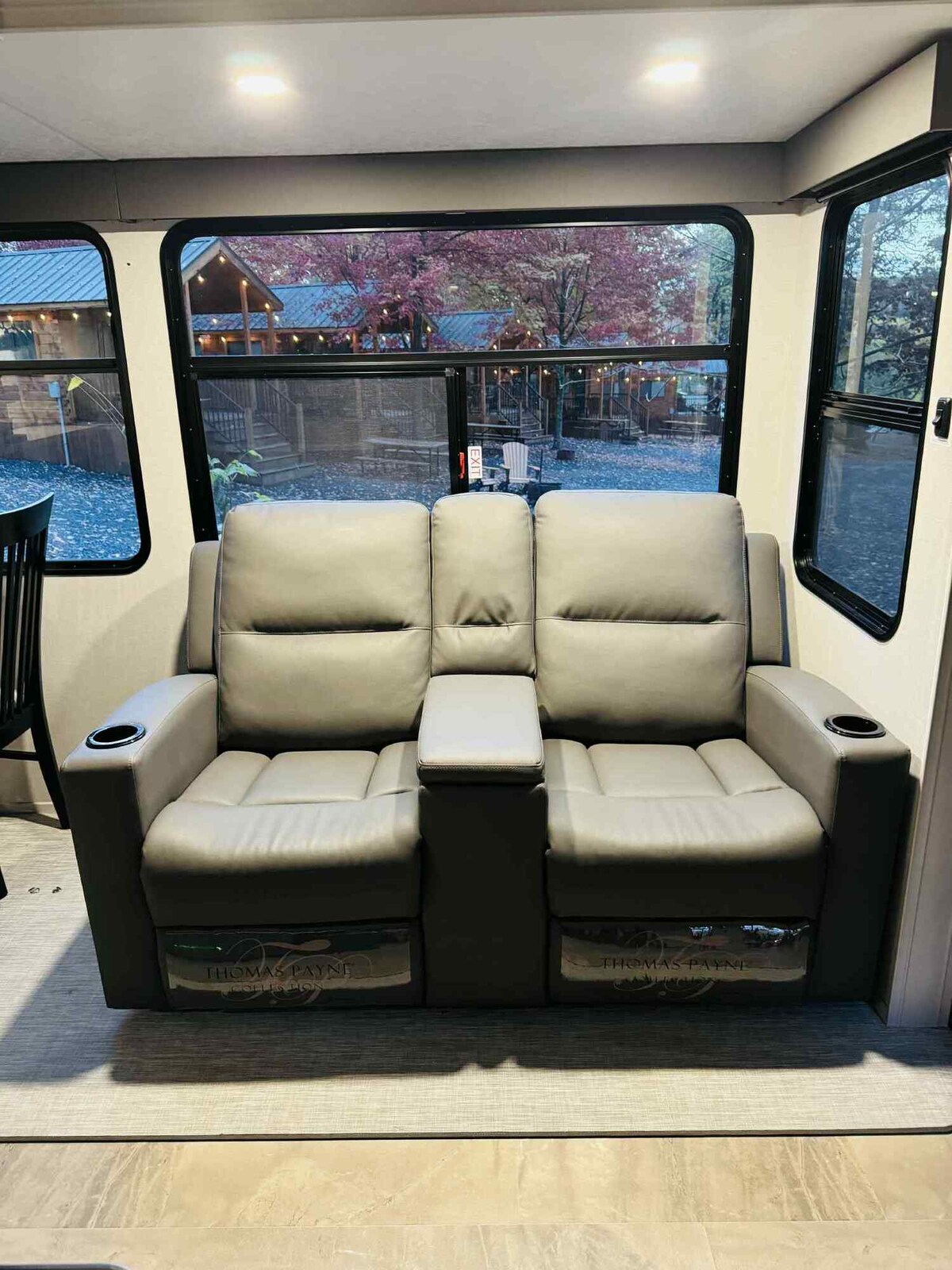 "ספה מרווחת שנועדה לנוחות וסטייל – הירגעו והרגישו בבית."