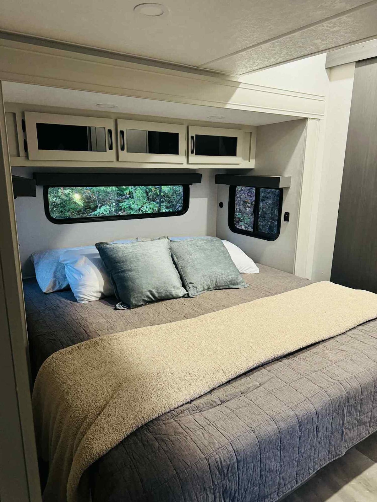 "חדר שינה ראשי עם מצעים קטיפה ונוחים - המפלט המושלם ללילה של מנוחה."