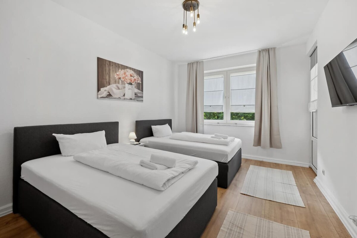 غرفة نوم مريحة مع سريرين مفردين مريحين – مثالية للأصدقاء أو الزملاء.