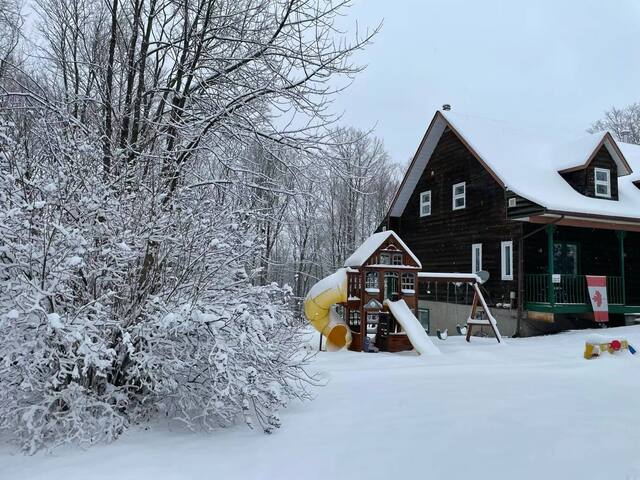 Cozy 4-Bedroom Heaven for Relaxing Getaways gallery image 4