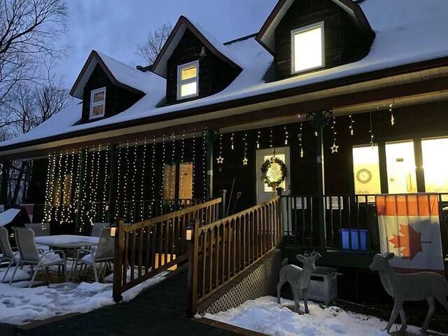 Cozy 4-Bedroom Heaven for Relaxing Getaways gallery image 2