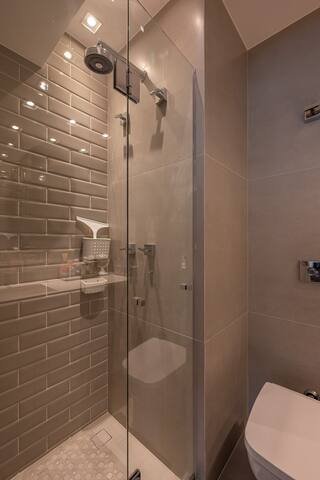 3 design rooms one block from Leblon beach gallery image 5